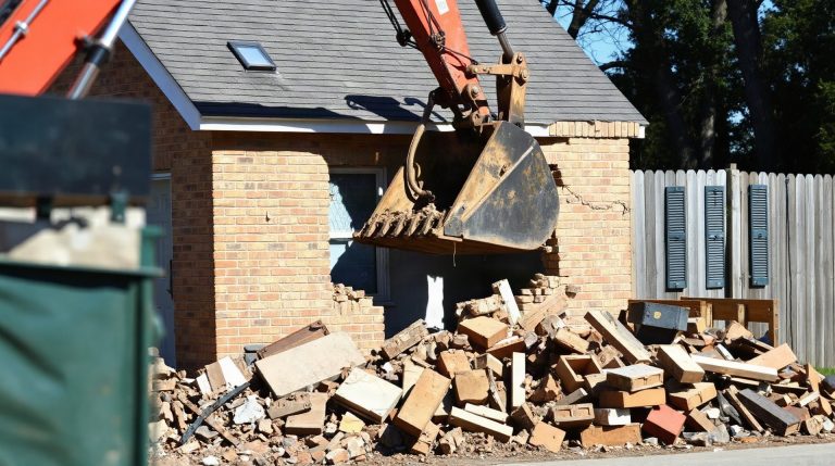 Démolition d'une maison individuelle avec pelle mécanique